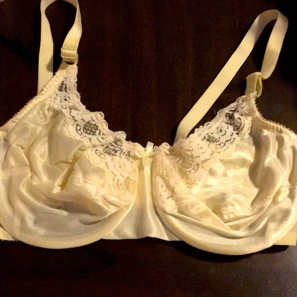 NWT Cream Lace Underwire Bra with adjustable straps Natural Wear